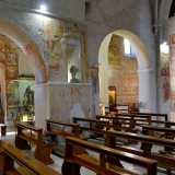 ...con le tre navate divise da robusti pilastri quadrangolari sormontati da archi...